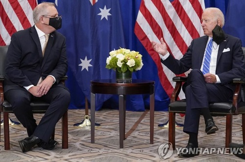 호주 총리와 대화하고 있는 바이든 대통령(오른쪽) [사진=AP제공/연합뉴스]