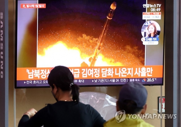 28일 오전 서울역에서 시민들이 북한 발사체 관련 뉴스를 지켜보고 있다. [사진=연합뉴스]