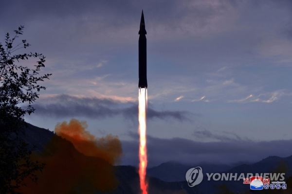 북한이 전날 신형 극초음속 미사일을 처음으로 시험 발사했다고 확인했다. [사진=평양 조선중앙통신/연합뉴스]