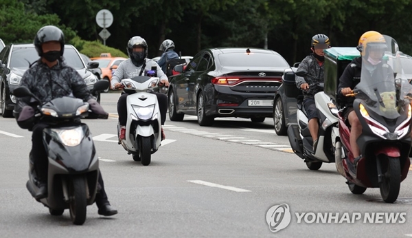 서울 시내에서 배달원들이 오토바이를 타고 이동하고 있다. [사진=연합뉴스]