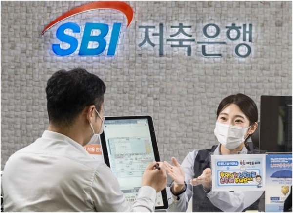 SBI저축은행이 업계 1위를 공고히 하는 가운데 서민금융 고금리 논란이 일고 있다. [사진=연합뉴스]