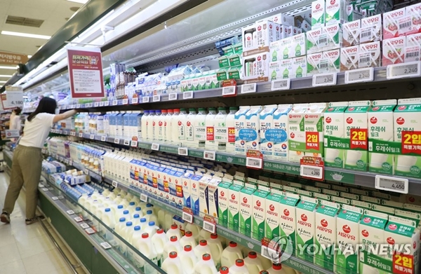 서울 시내 한 대형마트 우유 및 유제품 판매대 모습. [사진=연합뉴스]