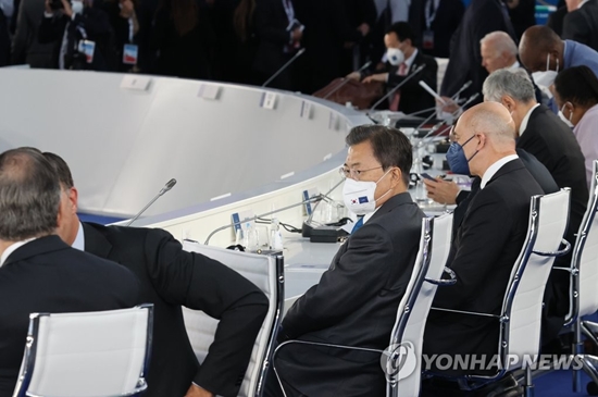 문재인 대통령이 30일(현지시간) 이탈리아 로마 누볼라 컨벤션 센터에서 열린 주요 20개국(G20) 정상회의 기념촬영이 끝난 뒤 '국제경제 및 보건' 세션에 참석해 있다.  [사진=연합뉴스]