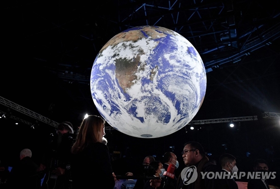 COP26 회의장에 설치된 지구 모형 [사진=AFP/연합뉴스]
