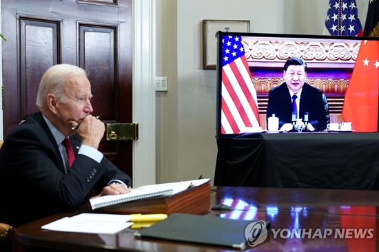 조 바이든(왼쪽) 미국 대통령이 15일(현지시간) 워싱턴DC 백악관의 루스벨트 룸에서 화상을 통해 시진핑 중국 국가주석과 정상회담을 하고 있다. [사진=워싱턴 AFP/연합뉴스]