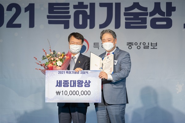 12일 '2021 특허기술상 시상식'에서 (왼쪽)김용래 특허청장과 안병준 한국콜마 대표가 기념사진을 찍고 있는 모습. [사진=한국콜마 제공]