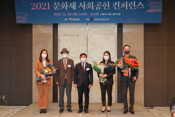 이정원 효성 커뮤니케이션실 전무(오른쪽 첫번째) 와 참석자들이 김현모 문화재청장과 기념사진을 촬영하고 있다. [사진=효성그룹 제공]