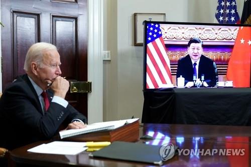 조 바이든(왼쪽) 미국 대통령이 지난달 15일(현지시간) 워싱턴DC 백악관의 루스벨트 룸에서 화상을 통해 시진핑 중국 국가주석과 정상회담을 하고 있다. [사진=워싱턴 AFP/연합뉴스]