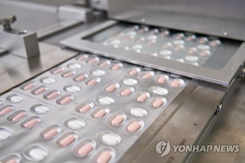 FDA 사용 허가를 받은 화이자의 코로나 치료 알약 '팍스로비드' [사진=EPA/연합뉴스]