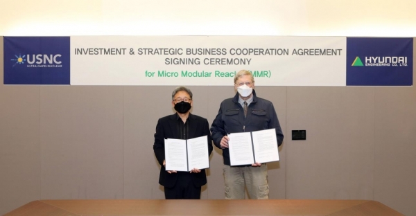 김창학 현대엔지니어링 사장(좌측)과 프란체스코 베네리 USNC CEO가 투자협약을 체결하고 기념사진을 촬영하고 있다.[현대엔지니어링 제공.