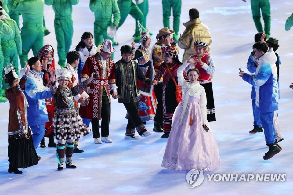 베이징올림픽 개회식에 한복이 등장하면서 논란을 낳고 있다. [사진 = 연합뉴스]