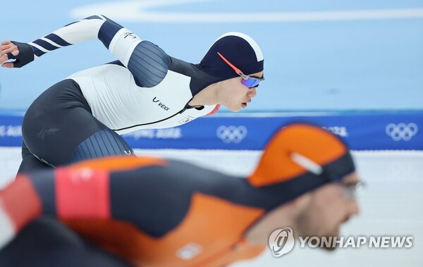 김민석이 8일 스피드스케이팅 1500m에서 나위스와 레이스를 펼치고 있다. [사진=연합뉴스]
