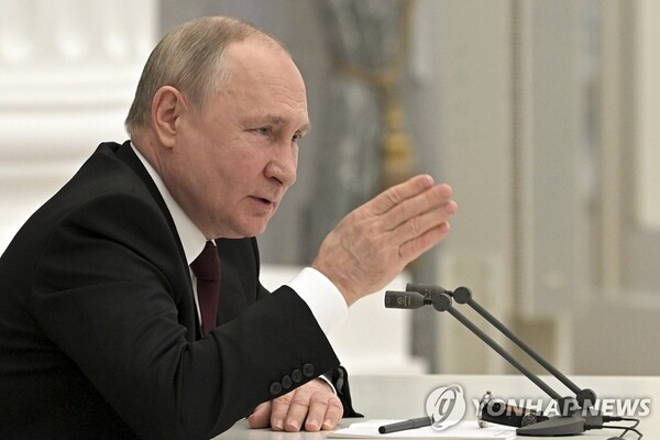 돈바스 친러시아 공화국 독립을 승인한 21일 러시아 국가안보회의 주재하는 푸틴 대통령. [사진=AP/연합뉴스]