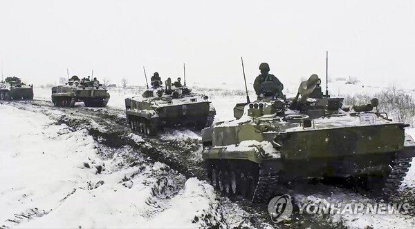 우크라이나 접경지역서 훈련하는 러시아군 [사진=AP/연합뉴스]