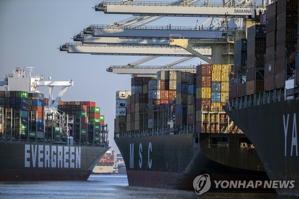 컨테이너 선박. 미국은 중국산 제품 관세부과 면제를 복원해 인플레이션을 잡고 글로벌 공급망 애로 해소를 모색한다. [사진=AP/연합뉴스]