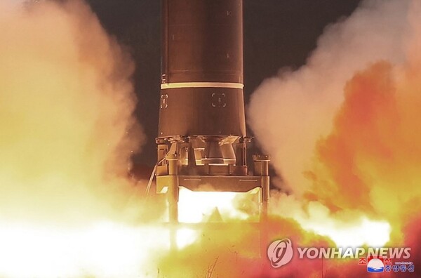 북한이 24일 김정은 국무위원장의 지도 아래 신형 대륙간탄도미사일(ICBM) '화성-17형' 시험발사를 단행했다고 25일 조선중앙통신이 보도했다. [사진=조선중앙통신/연합뉴스]