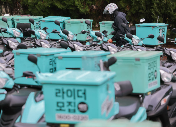 서울 시내 배민라이더스 센터 앞에 배달용 스쿠터들이 세워져 있다. [사진=연합뉴스]