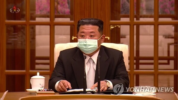 북한 조선중앙TV가 12일 노동당 정치국 회의에서 김정은 국무위원장이 마스크를 착용한 모습을 처음으로 공개했다. [사진=조선중앙TV 캡처/연합뉴스]