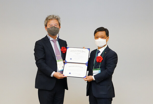 김학동 포스코 부회장(오른쪽)이 글로벌 품질경영인 대상을 수상했다. [사진=포스코 제공]