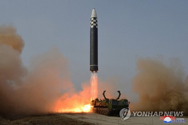 북한이 지난 3월 25일 김정은 국무위원장의 지도 아래 시험발사를 했다고 밝힌 신형 ICBM '화성-17형'. [사진=조선중앙통신/연합뉴스]
