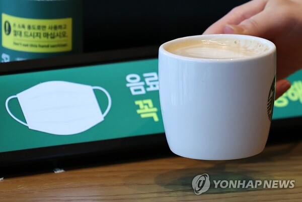 서울 중구의 한 프랜차이즈 커피 매장에서 직원이 머그잔에 주문받은 커피를 준비하고 있다. [사진=연합뉴스]