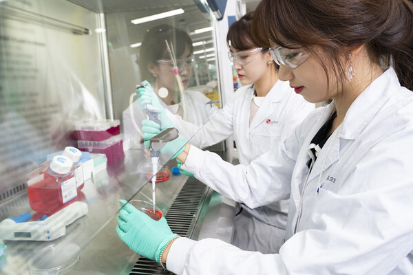 LG화학 생명과학사업본부 연구원들이 신약 연구 활동을 진행하고 있다. [사진=LG그룹 제공]