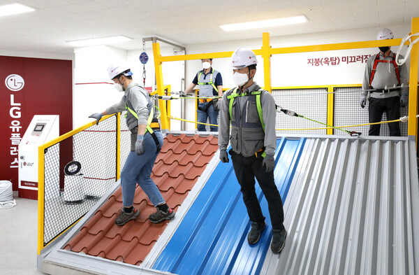 LG유플러스가 대전 연구개발(R&D) 센터 내 품질안전 종합훈련장인 네트워크 안전체험관과 품질검증 시험시설을 26일 공개했다. 사진은 미끄럼 방지 체험. [사진=LG유플러스 제공]