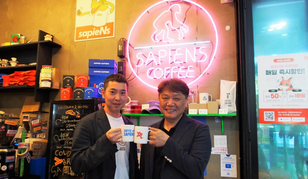 김경훈 얍모바일 대표(오른쪽)와 정세현 커피사피엔스 대표가 ‘얍오더 공급 계약’기념 사진촬영을 하고 있다. [사진=얍컴퍼니 제공]