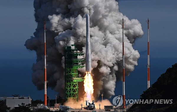 국내 독자 기술로 개발된 한국형 발사체 누리호(KSLV-Ⅱ)가 21일 오후 전남 고흥군 나로우주센터에서 2차 발사되고 있다. [사진=연합뉴스]