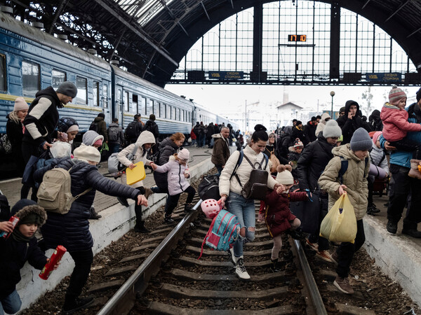지난 2월 우크라이나 리비우의 기차역에 몰린 피난민들의 모습 [사진=국경없는의사회 제공]