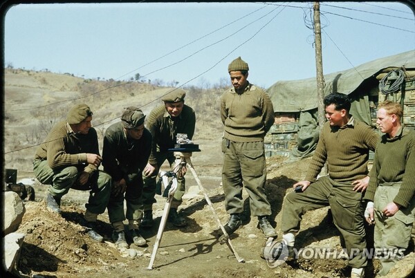 한국전쟁 당시 UN연합군으로 참전한 뉴질랜드군이 측량 작업을 하고 있다. [사진=연합뉴스 제공]