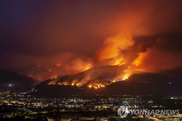 유럽이 유례없는 폭염으로 시름하고 있다. 사진은 지난 17일(현지시간) 스페인 갈리시아 오렌세에서 난 산불. [사진=연합뉴스]