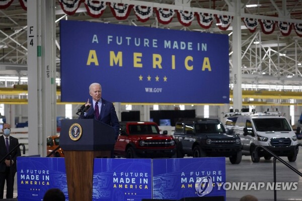 조 바이든 미국 대통령이 지난 5월 18일(현지시간) 미시간주 디어본에 있는 포드 전기차 공장을 방문해 연설하고 있다. [사진=연합뉴스]