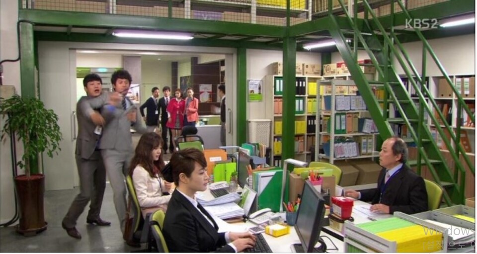 사진은 2013년 16부작으로 방영됐던 KBS2TV 드라마 ‘직장의 신’의 한 장면. '슈퍼갑 계약직' 미스김(김혜수 분)은 만능 일꾼으로 부장도 혀를 내두르게 한다. [사진 = 직장의 신 캡처]