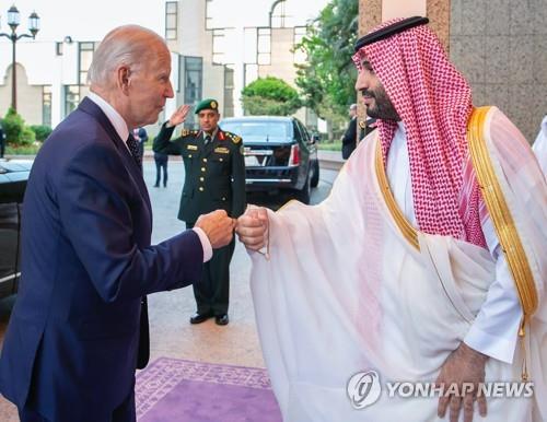 조 바이든 미국 대통령이 지난달 15일 사우디아라비아 제다에서 무함마드 빈 살만 왕세자와 주먹인사를 하고 있다.[사진=AP/SPA/연합뉴스]