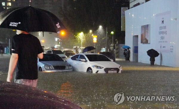 기록적인 폭우가 쏟아진 8일 밤 서울 강남구 대치동 도로와 인도가 물에 잠겼다. [사진=연합뉴스]