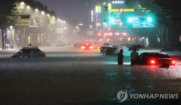 지난달 8일, 중부 지역 중심으로삽시간에 쏟아진 폭우는 서울 도로를 마비했다. 사진은 침수된 서울 강남구 