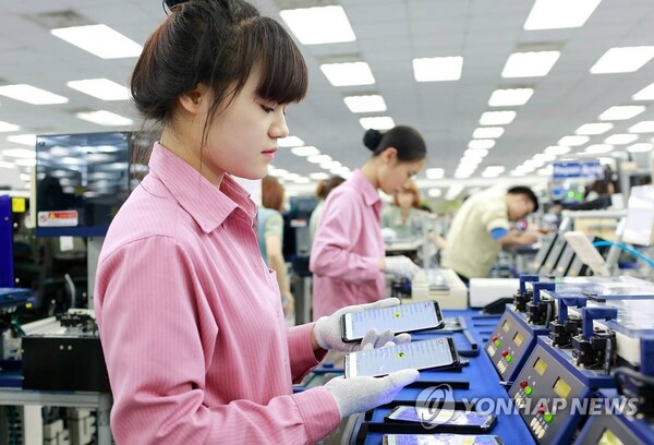 베트남 북부 박닌 성에 있는 삼성전자 스마트폰 공장에서 근로자들이 갤럭시S 시리즈를 조립하고 있다. [사진=삼성전자 제공/연합뉴스]