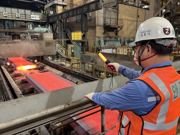 2연주공장에서 철강반제품인 슬라브를 생산하고 있는 모습 [사진=포스코 제공]