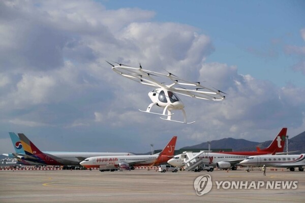 지난해 11월 11일 서울 김포비즈니스항공센터(SGBAC)에서 열린 UAM 비행 시연 행사에서 독일 UAM개발사 볼로콥터가 개발한 2인승 eVTOL '볼로시티'가 시험 비행을 하고 있다. [사진=연합뉴스]