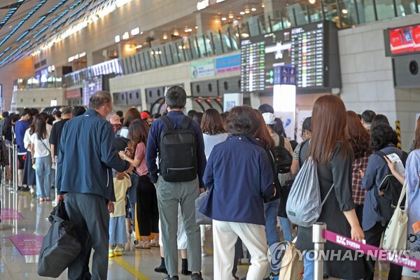 김포공항에서 국내선 탑승을 위해 여행객들이 줄을 서서 기다리고 있다. [사진=연합뉴스]