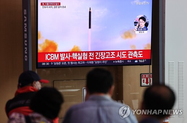 북한이 탄도미사일을 두 발 발사한 6일 시민들이 서울역 대합실에서 관련 뉴스를 시청하고 있다. [사진=연합뉴스]