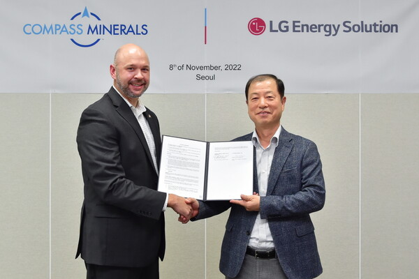 LG엔솔이 미국 컴파스 미네랄사와 탄산리튬 공급에 대한 계약을 체결했다. 사진은 김동수 LG엔솔 전무 겸 구메센터장(오른쪽)과 크리스 얀델 컴파스 미네랄 리튬사업부장이 기념촬영하는 모습. [사진=LG엔솔 제공]