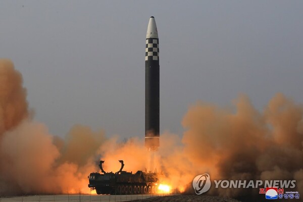 북한 관영매체가 화성-17형이라며 지난 3월 공개한 발사 장면. [사진=연합뉴스]