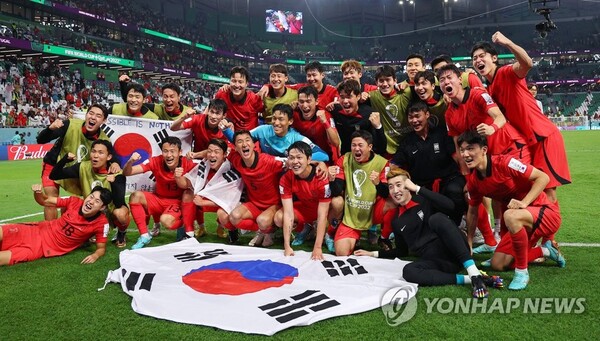 한국축구대표팀이 12년 만에 원정 16강 진출을 이룬 뒤 환호하고 있다. [사진=연합뉴스]
