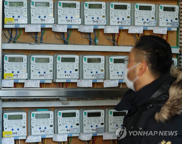 산업통상자원부가 새해 1분기 전기요금 인상을 발표한 30일 서울 시내의 한 오피스텔 건물에서 관계자가 전자식전력량계를 살펴보고 있다. [사진=연합뉴스]