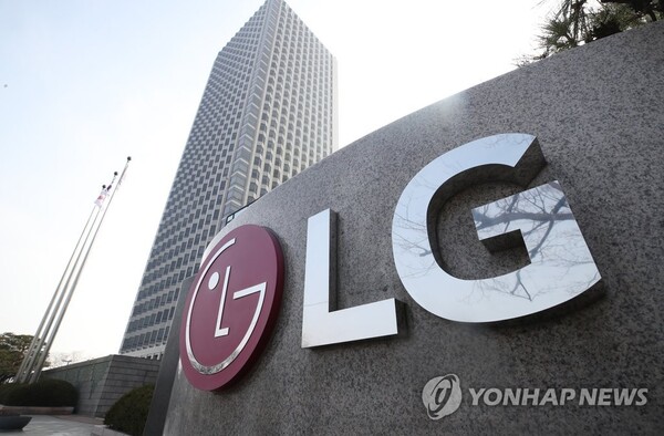 LG에너지솔루션이 글로벌 경기 침체에도 불구하고 전기차 시장의 가파른 성장에 힘입어 연간 영업이익 ‘1조 클럽’에 입성하는 등 지난해 역대 최대 실적을 올렸다. [사진=연합뉴스]