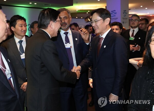 '한국의 밤' 행사에서 박형준 부산시장(왼쪽)과 이재용 삼성전자 회장이 인사를 나누고 있다. [사진=연합뉴스]