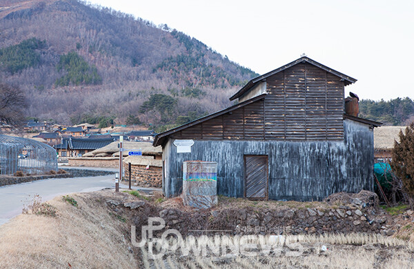 왕곡마을은 북부지방의 전통적인 가옥형태를 지닌 마을로, 뒷산에 바짝 다가선 지형 덕분에 6.25전쟁 때에 북한군의 폭격을 당하지 않았다고 전해진다.  정미소 건물이 쓰임새가 바뀐 채  남아 있다. [이서준 기자]