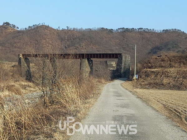 연천 폐터널 근처의 경원선 철길 교각. [이서준 기자]